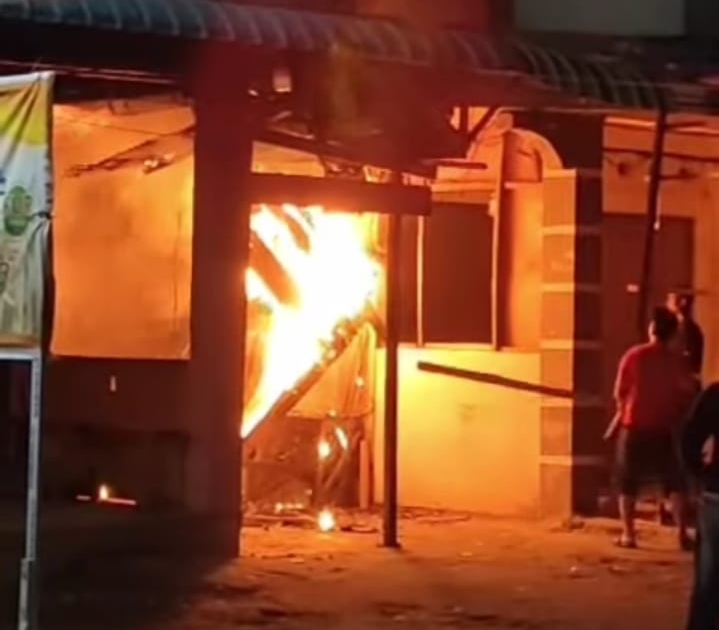 Sijago Merah Mengamuk di Inhil, Satu Toko Disamping Bank Riau Kepri Habis Dilahapnya