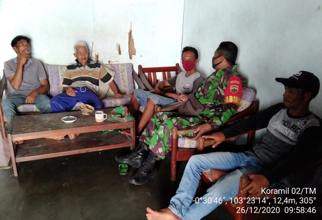 Tingkatkan Keharmonisan, Serda Elia Rahman Lakukan Komsos di Desa Sungai Laut