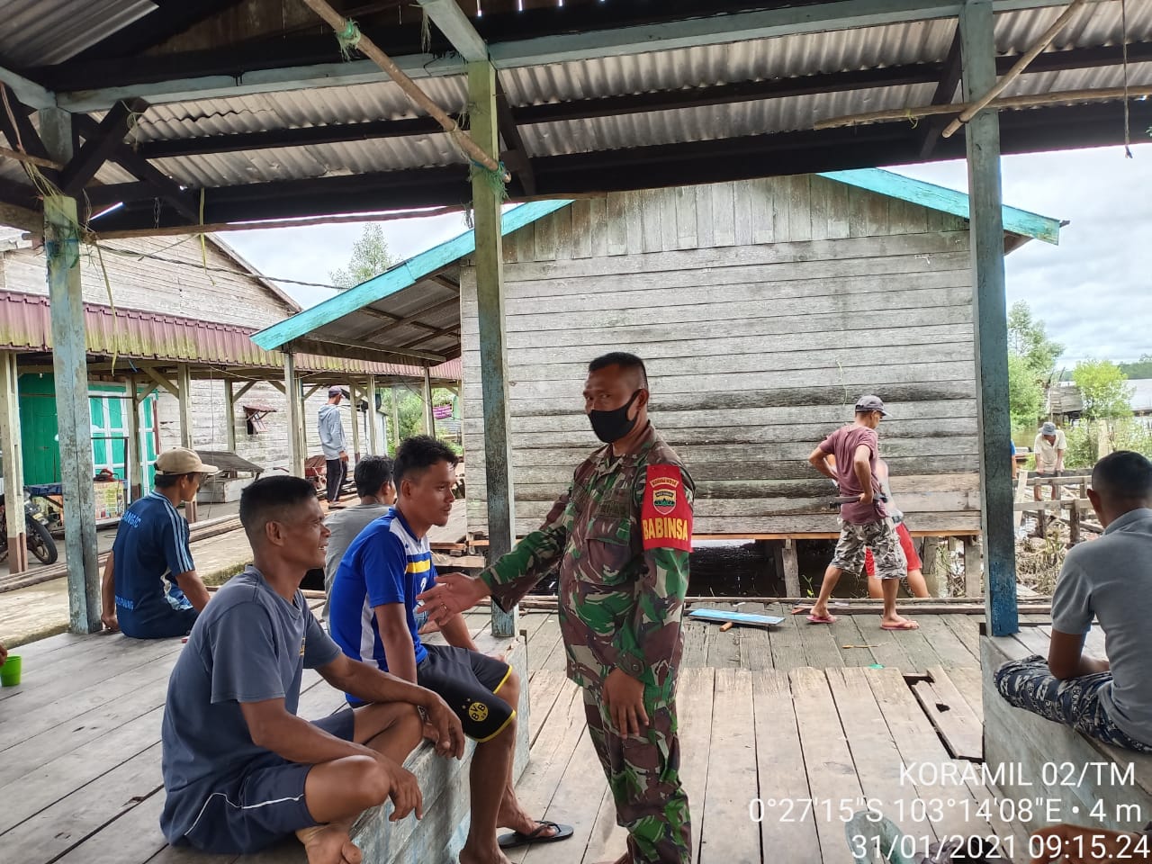 Kopda Manurung Babinsa Desa Rantau Panjang Komsos dengan Masyarakat