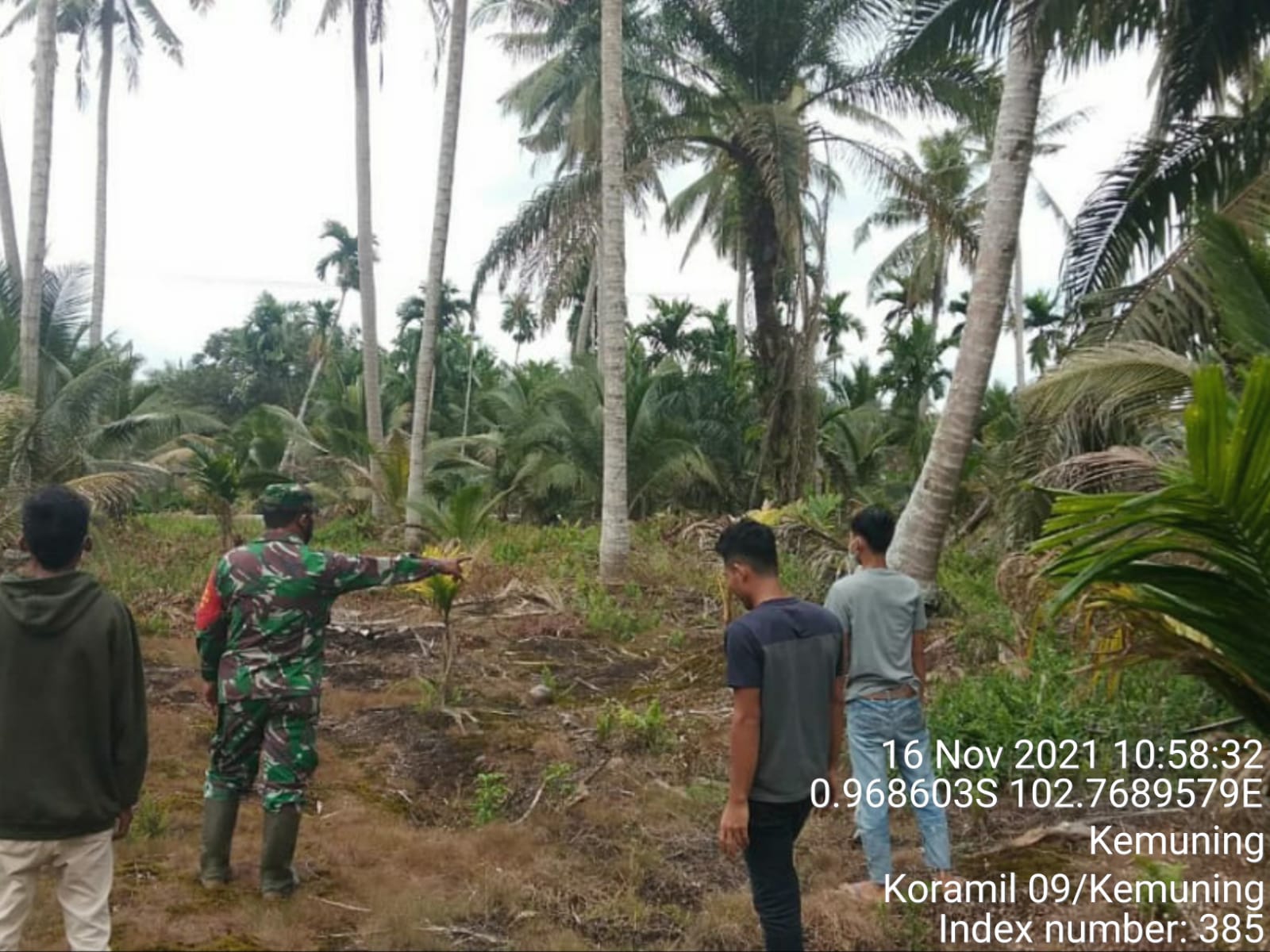 Bersama Warga, Babinsa Koramil 09/Kemuning Keluar Masuk Kebun Sampaikan Bahaya Karhutla