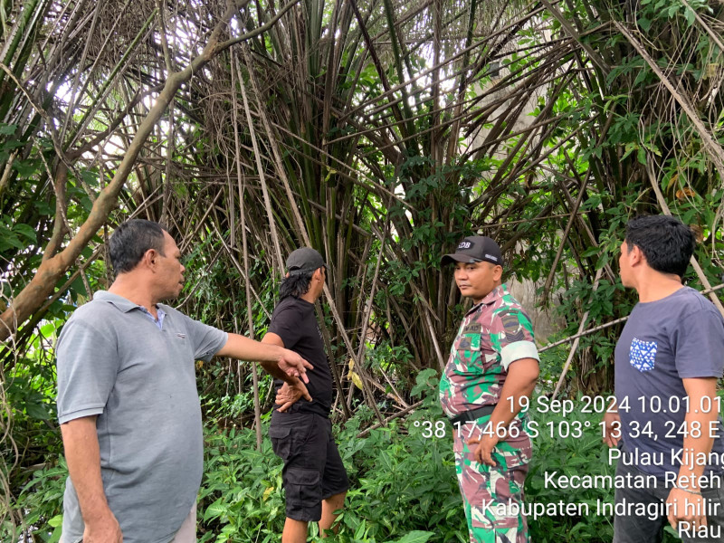 Babinsa Koramil 07/Reteh Terus Antisipasi Kebakaran Lahan dan Hutan Melalui Patroli