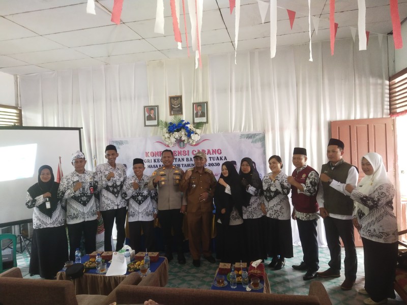 Kapolsek Batang Tuaka Hadiri Konferensi Cabang PGRI Kecamatan Batang Tuaka Wujud Sinergitas Polri dan Dunia Pendidikan