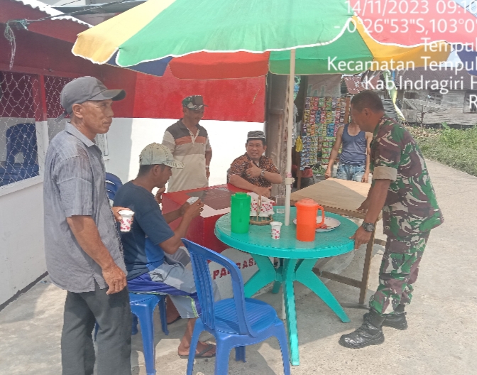 Sambangi Kampung Pancasila, Babinsa 03/Tpl Ciptakan Kedekatan Bersama Tomas Dan Warga