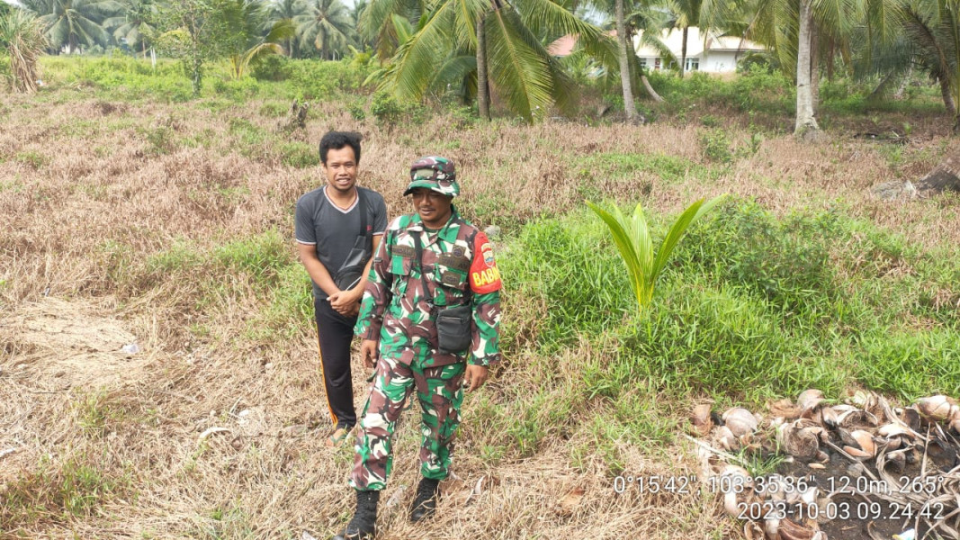 Guna Keselamatan, Babinsa Koramil 10/Pelangiran Tetap Turun Untuk Memantau Titik Api
