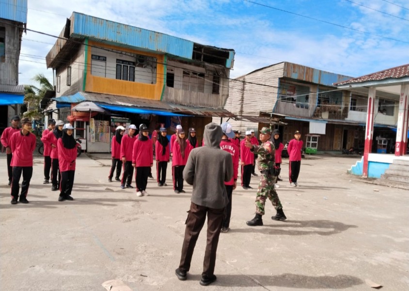 Babinsa 05/Gas Sertu Guntur Latih Calon Paskibraka untuk HUT RI ke-80