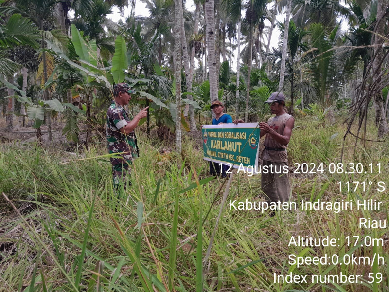 Babinsa Koramil 07/Reteh Giat Lakukan Pencegahan Karhutla Guna Jaga Kenyamanan Dilingkungan