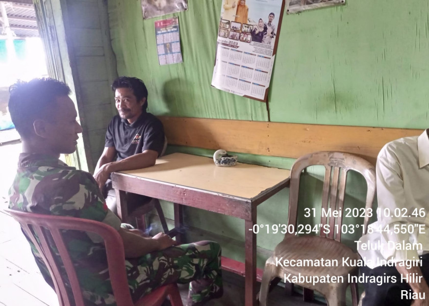 Duduk Santai, Babinsa Koramil 04/Kuindra Jalin Komsos Dengan Warga