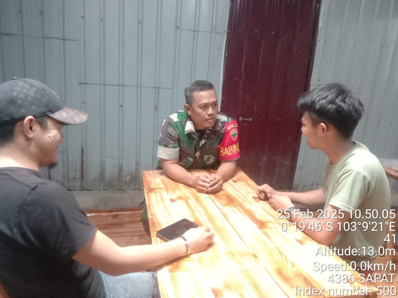 Meningkatkan Kedekatan dengan Masyarakat: Babinsa Koramil 04/Kuindra  Melaksanakan Komsos