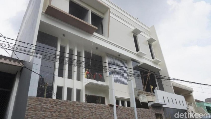 Tak Sesuai IMB, Lantai 4 Rumah Mewah di Jelambar Dirobohkan