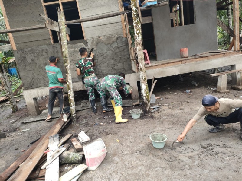 TMMD ke -123 Kodim 0314/Inhil, Babinsa Koramil 07/Reteh Gotong Royong Pembangunan RLTH dengan Masyarakat