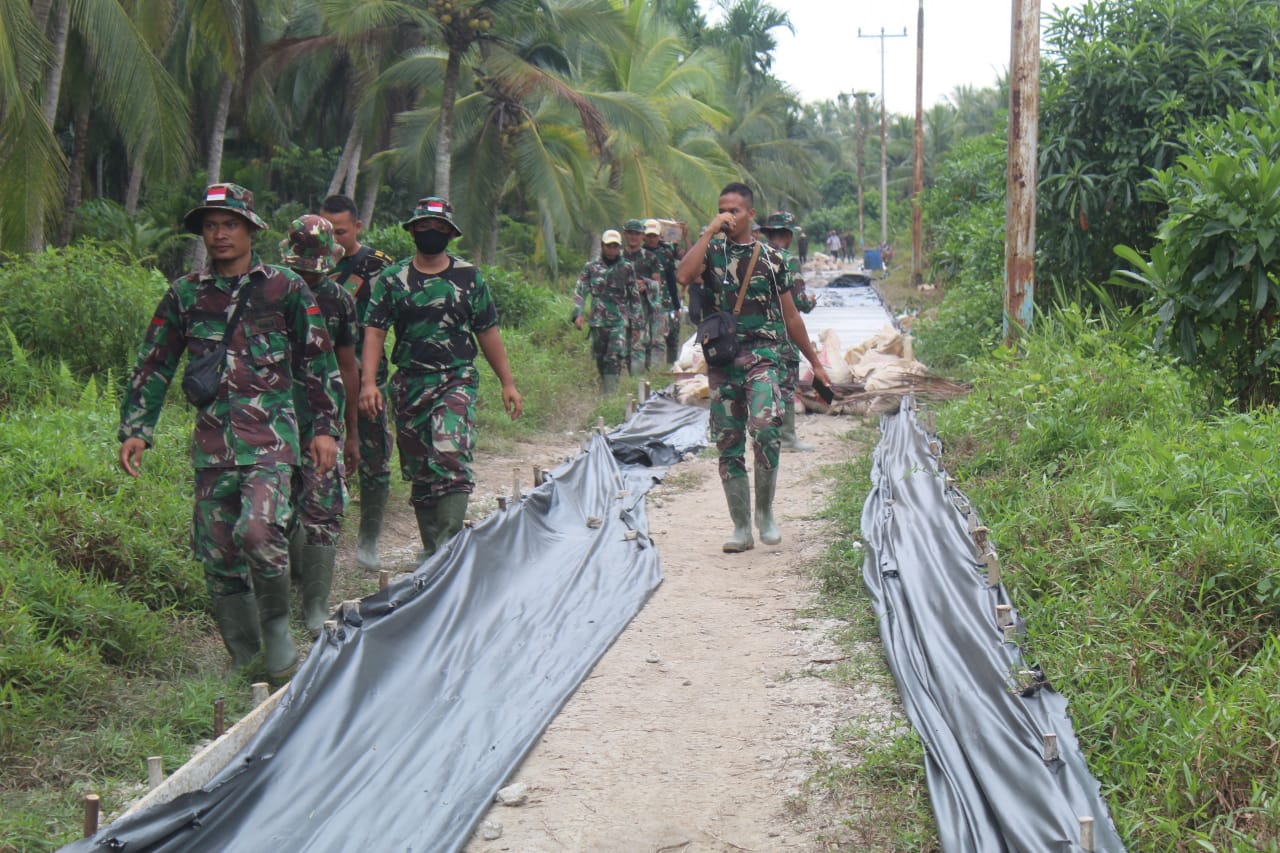 Satgas TMMD di Teluk Bunian Kebut Semenisasi di Tengah Gerimis
