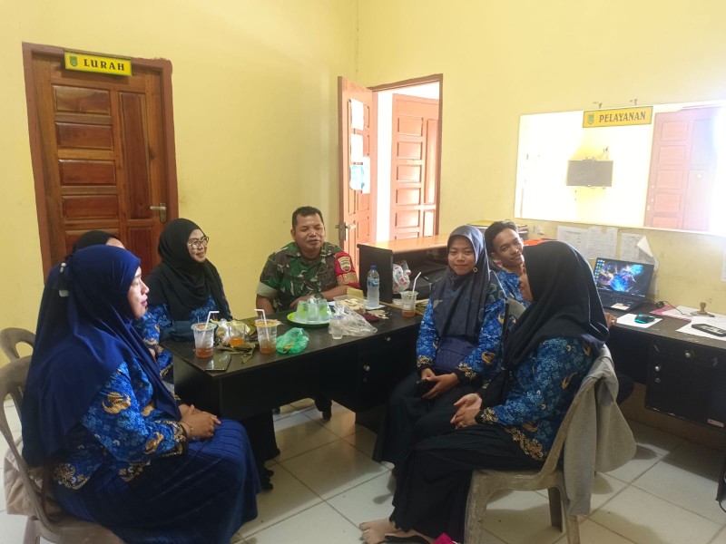 Membangun Kedekatan dengan Aparat Kelurahan, Serka N. Sipayung Laksanakan Komsos di Harapan Tani