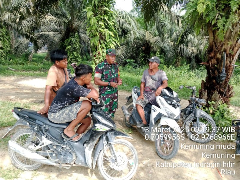 Babinsa Koramil 09/Kemuning Jalin Kerjasama dengan Warga Melalui  Komsos