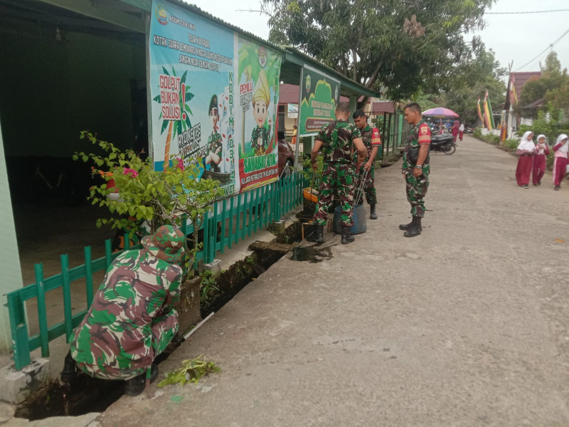 Anggota Koramil 03/Tempuling Laksanakan Pembenahan Pangkalan