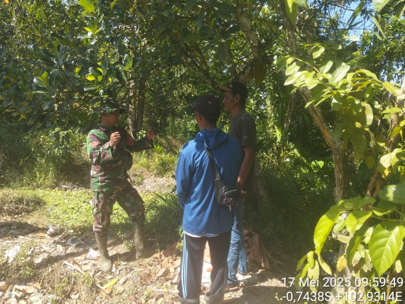 Babinsa Koramil 09/Kemunkng Laksanakan Patroli untuk Mencegah Kebakaran Hutan dan Lahan Bersama Warga