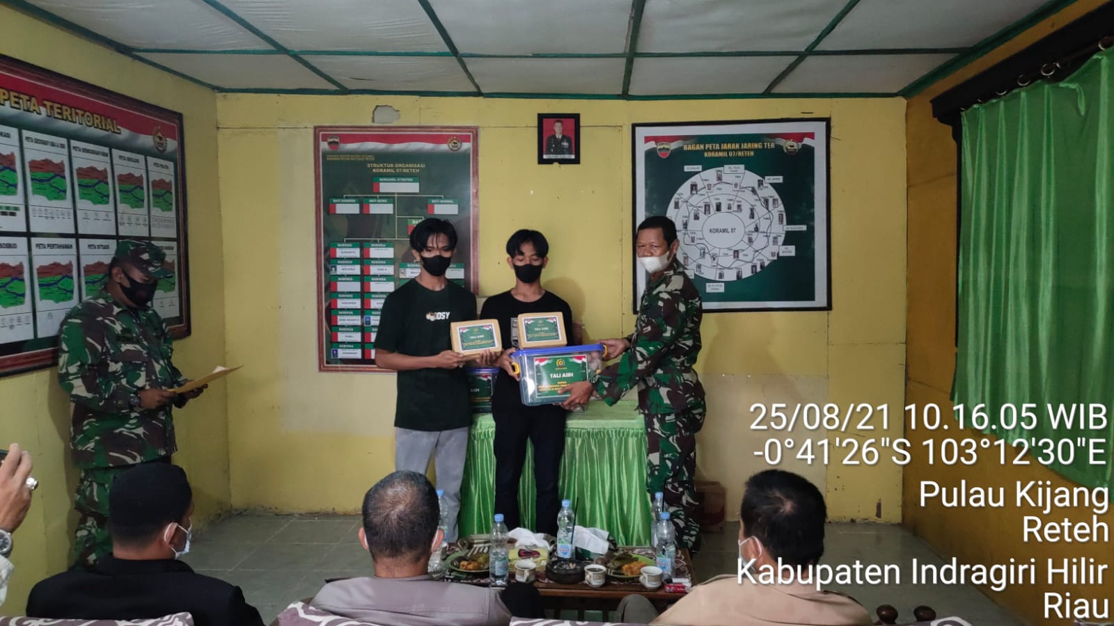 Koramil 07/Reteh Berikan Bantuan untuk Korban Covid-19