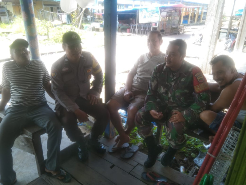 Bhabinsa Koramil 05/Gas Laksanakan Komsos Bersama Tokoh Masyarakat di Pasar Baru Desa Simpang Gaung