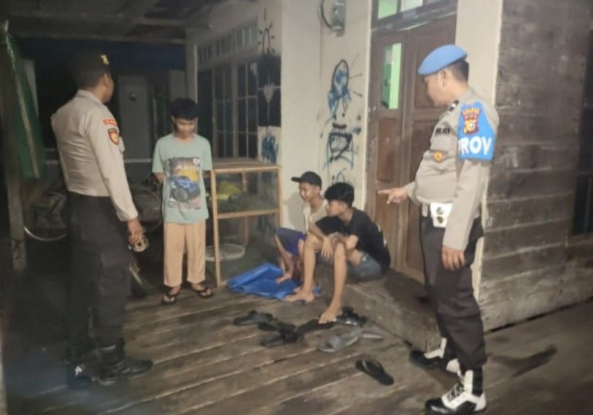 Personel Polsek Enok laksanakan Patroli malam Ciptakan Situasi Aman Terhadap Warga