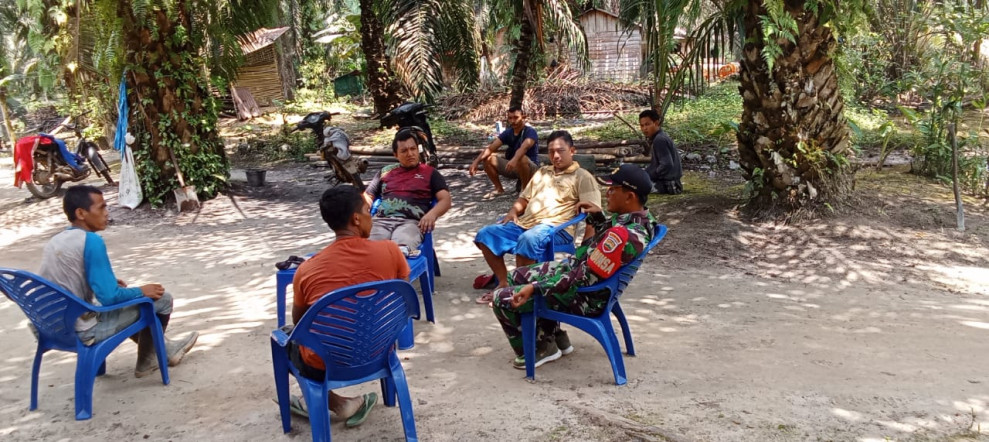 Babinsa Koramil 09/Kemuning Ajak Masyarakat Untuk Membuat Ronda Malam Guna Mencegah Kejahatan di Wilayah