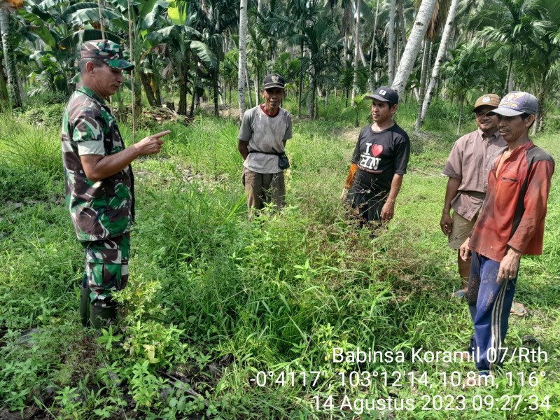 Babinsa Koramil 07/Reteh Ingatkan Warga Untuk Terus Menjaga Lahan dan Hutan Bersama-sama