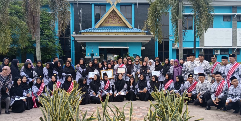 SMA Negeri 8 Pekanbaru Peringati Hari Guru 2025 dengan Sederhana