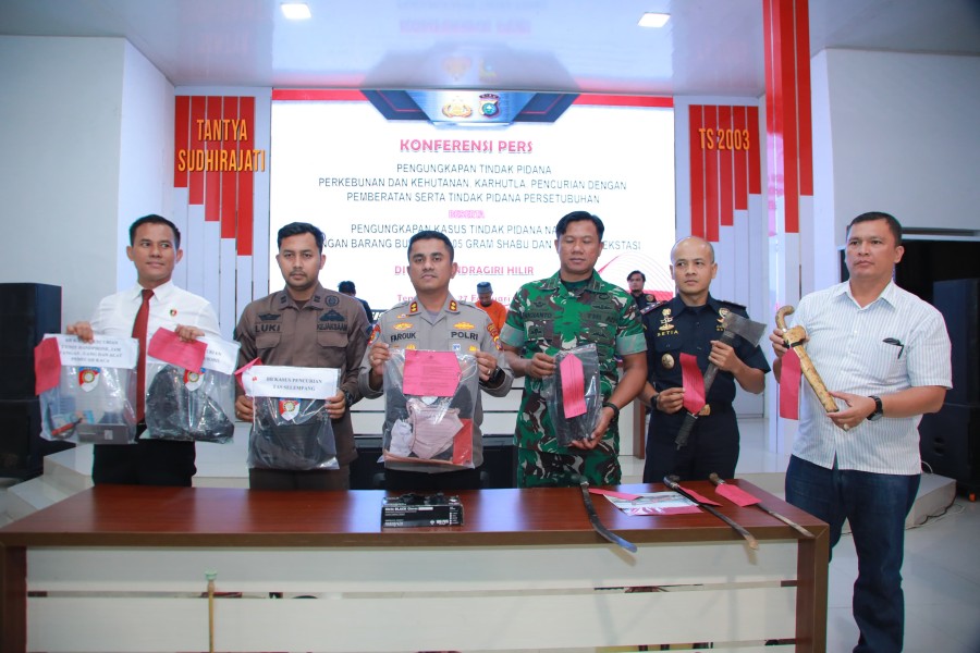 Polres Inhil Gelar Konferensi Pers: Ungkap Kasus Narkotika, Persetubuhan, dan Karhutla Polres Inhil Gelar Konferensi Pers: Ungkap Kasus Narkotika, Persetubuhan, dan Karhutla