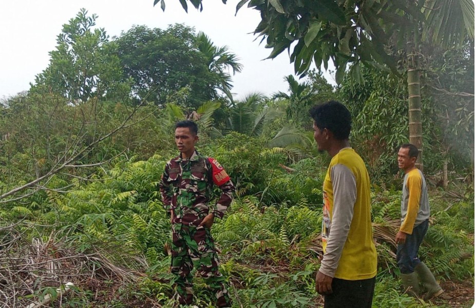 Babinsa 05/Gas Pratu Yaqup Lakukan Patroli Karlahut di Desa Binaan