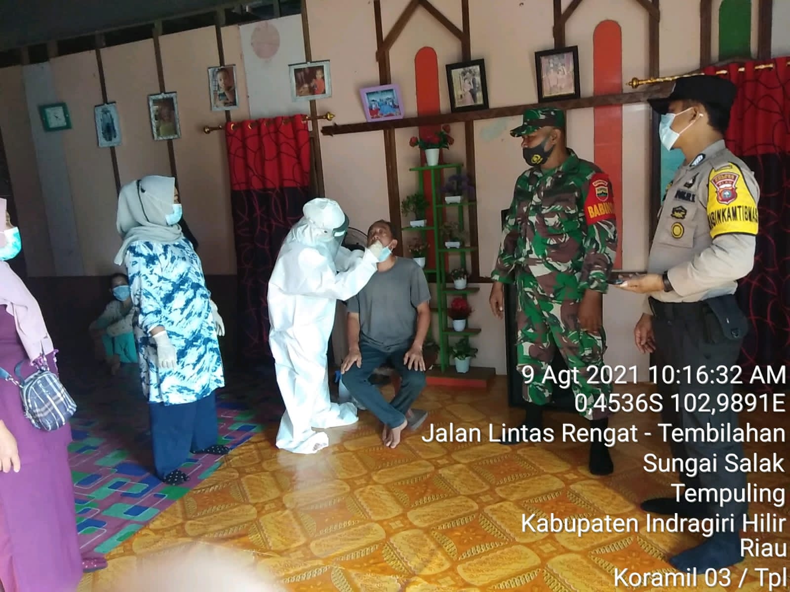 Babinsa Pangkalan Tujuh Dampingi Petugas Medis Tracing Warga Kontak Erat Pasien Positif Covid 19