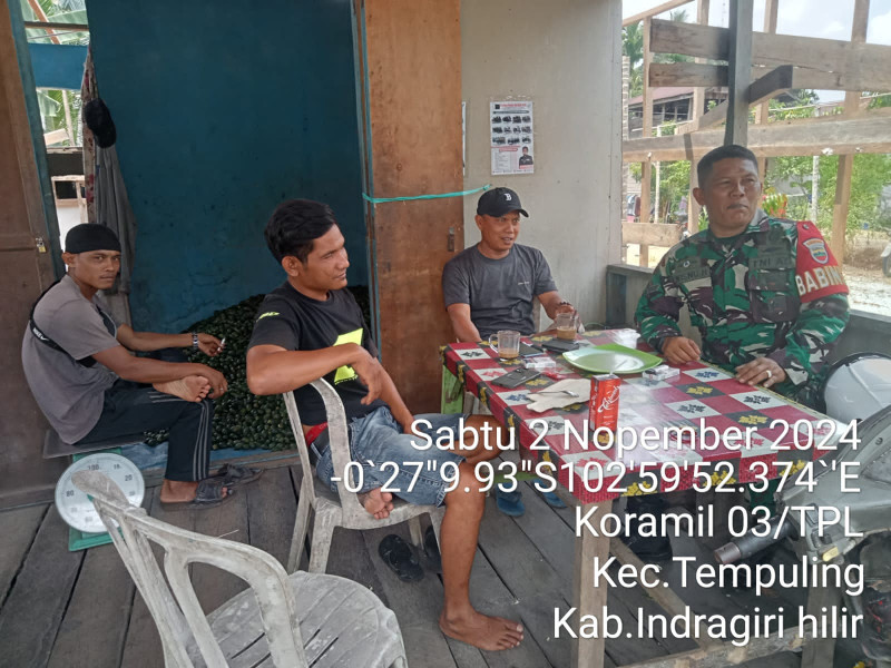 Komsos Personel Koramil 03/Tpl Kodim 0314/Inhil Sampaikan Pesan Keamanan Jelang Pilkada 2024