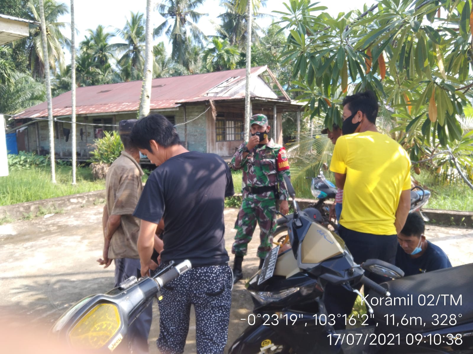 Jalin Kebersamaan, Babinsa 02/Tanah Merah Rutin Laksanakan Komsos di Desa Tekulai Hilir