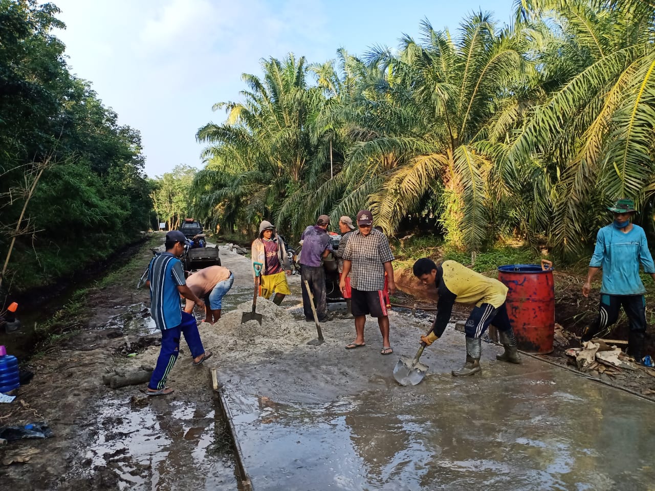 Satgas TMMD ke-108 Bersama Warga Desa Temiang Tak Hiraukan Terik Matahari