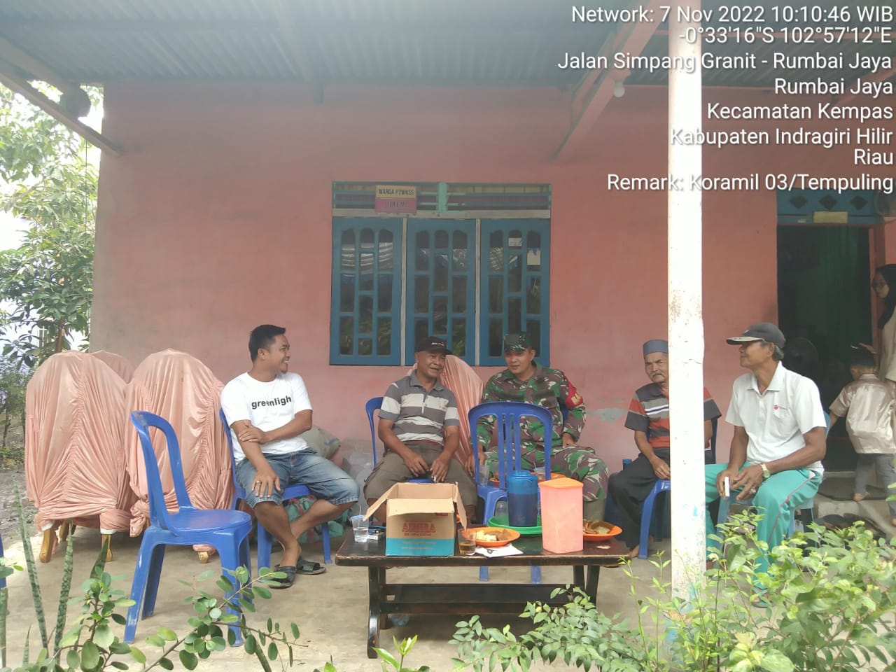 Sertu Paryono Koramil 03/Tempuling Komsos Dengan Tokoh Masyarakat Desa Binaan