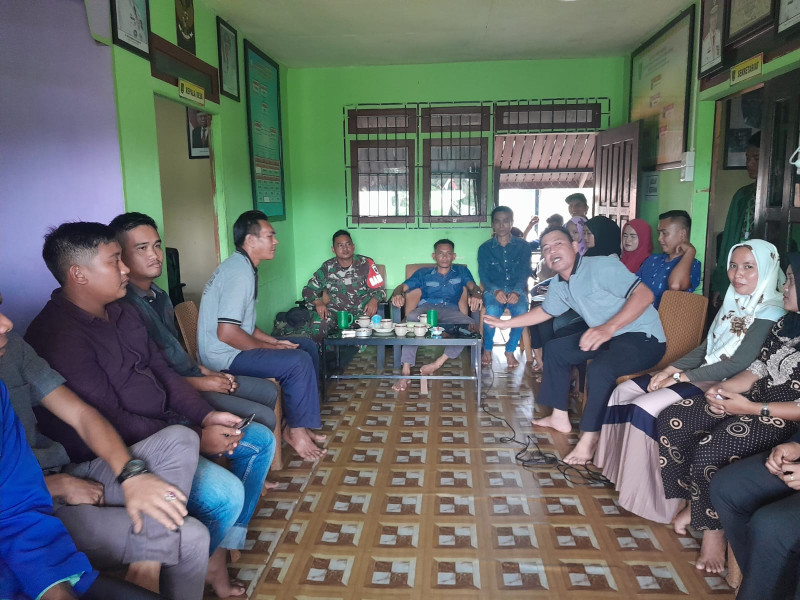 Babinsa Koramil 05/GAS Kodim 0314/Inhil Serda Ricky Giat Komsos Bersama Staf Desa