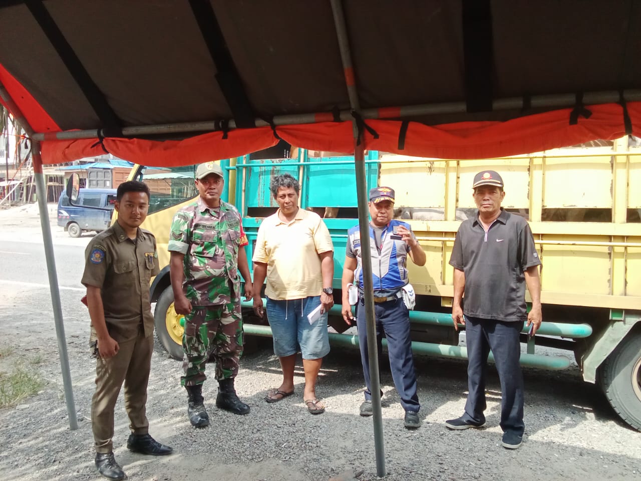 Babinsa Koramil 09/Kemuning Lakukan Pemeriksaan Terhadap Ternak Sapi dan Kambing