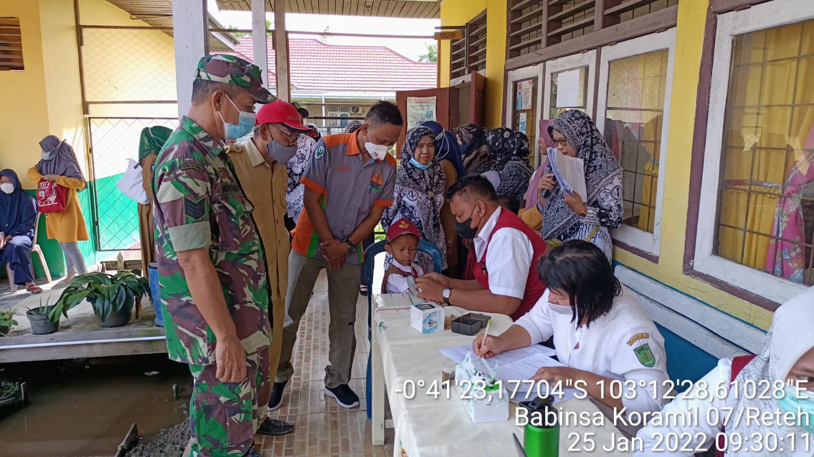 Babinsa Koramil 07/Reteh Dampingi Vaksinasi di SDN 003 Pulau Kijang
