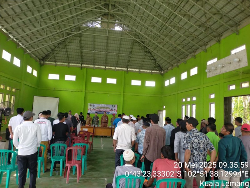 Meningkatkan Perekonomian Masyarakat, Babinsa Bantu Sukseskan Musyawarah Koperasi Merah Putih Desa Kuala Lemang