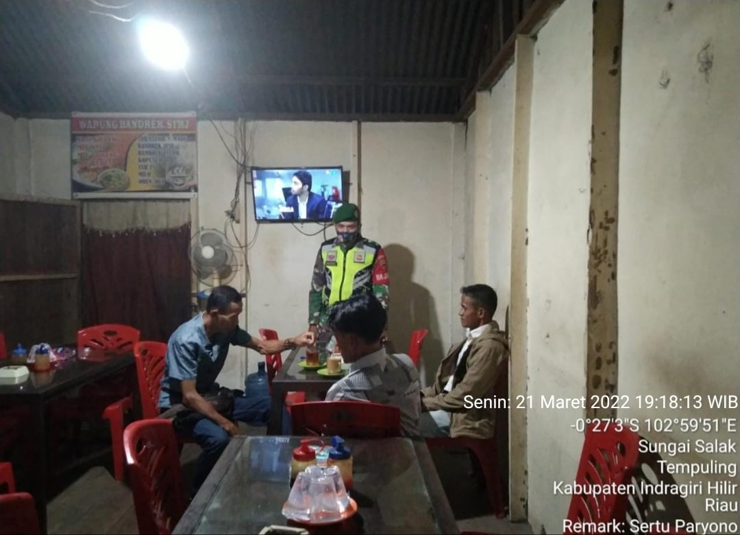 Patroli Malam Hari, Babinsa 03/Tempuling Kodim 0314/Inhil Berikan Himbauan Kepada Masyarakat