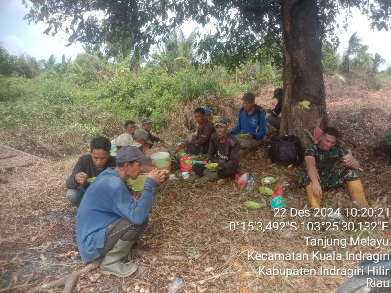 Babinsa Koramil 04/Kuindra Gelar Komsos dan Gotong Royong di Kuindra