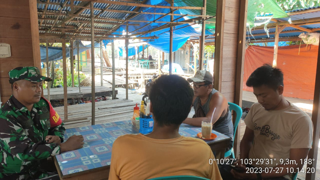 Wujudkan Kemanunggalan TNI Dengan Rakyat, Babinsa Koramil 10/Pelangiran Mempererat Silaturrahmi Bersama Tokoh Pemuda dan Warga