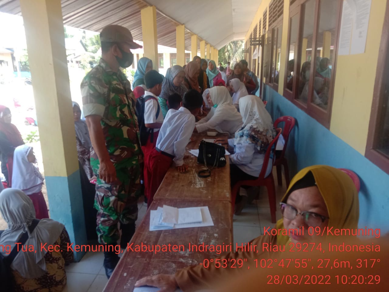 Babinsa Koramil 09/Kemuning Lakukan Serbuan Vaksinasi Untuk Siswa/i SDN 017 Desa Kemuning Tua
