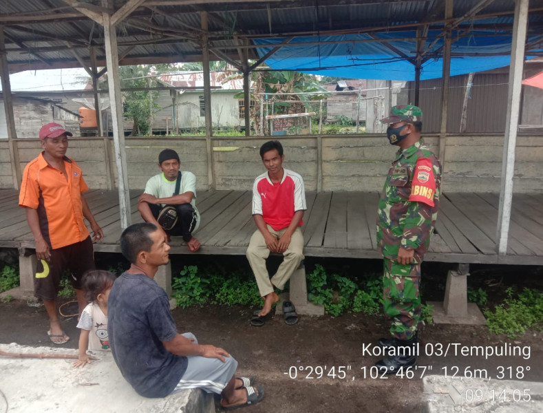 Babinsa 03/Tpl Serma W. Ardian Komsos Bersama Tomas, Bahas Keamanan Lingkungan