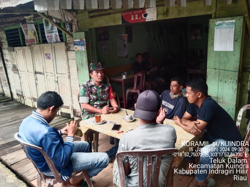 Ciptakan Kebersamaan dan Suasana Kampung Yang Asri Melalui Komsos Babinsa Koramil 04/Kuindra