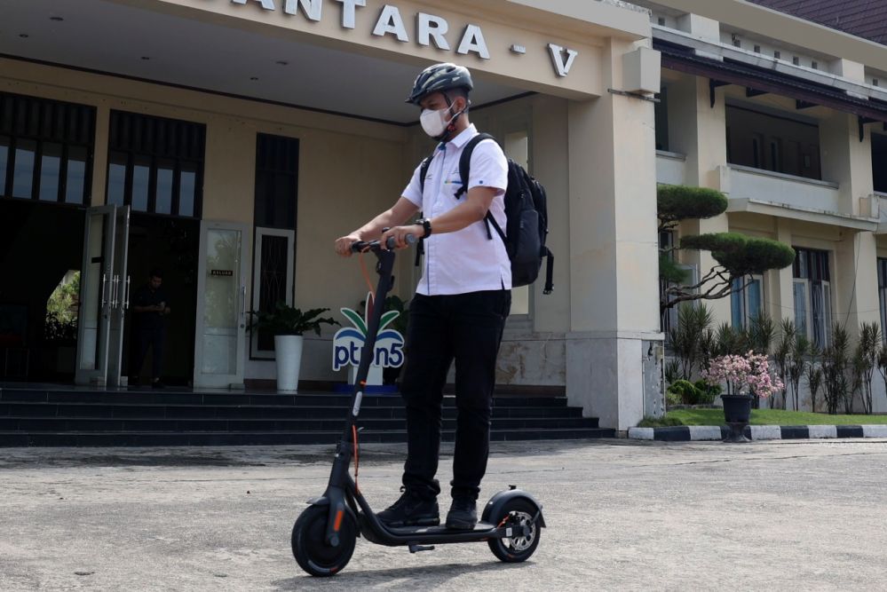 Karyawan BUMN di Pekanbaru Beralih ke Skuter Listrik