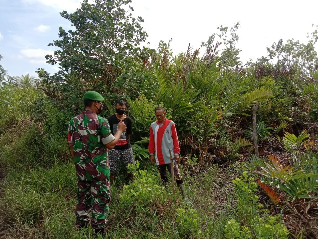 Babinsa Koramil 04/Kuindra bersama Masyarakat Patroli dan Sosialisasi Karhutla