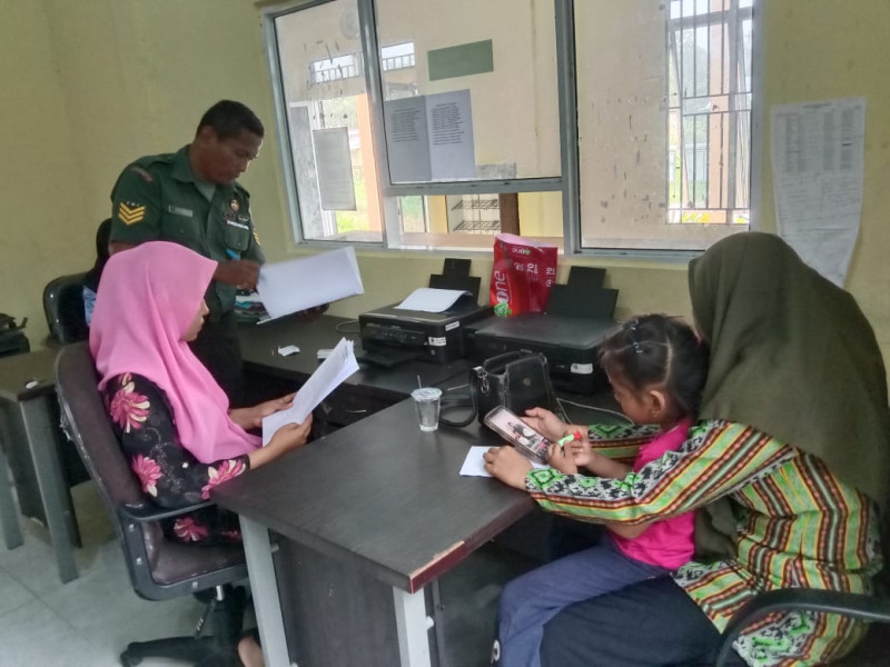 Tingkatkan Kerjasama, Babinsa 03/TPL Laksanakan Komsos di Kantor Desa