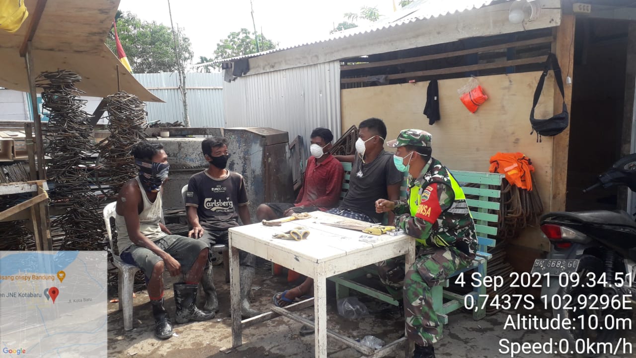 Melalui Komsos, Babinsa Koramil 09/Kemuning Himbau Warga Untuk Patuhi Protkes