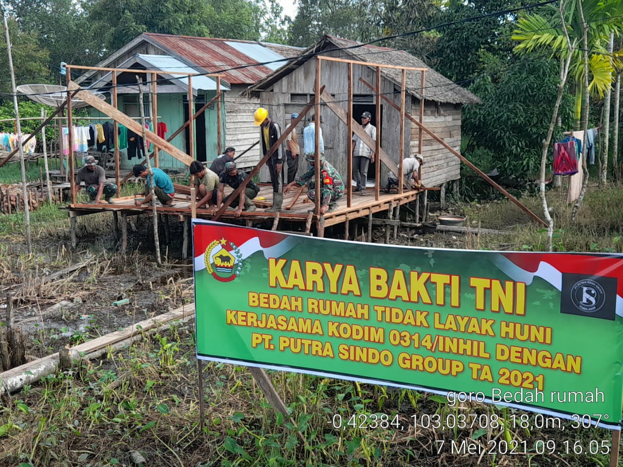 Babinsa Koramil 03/Tempuling Lakukan Kerja Bakti Bedah Rumah Tak Layak Huni 