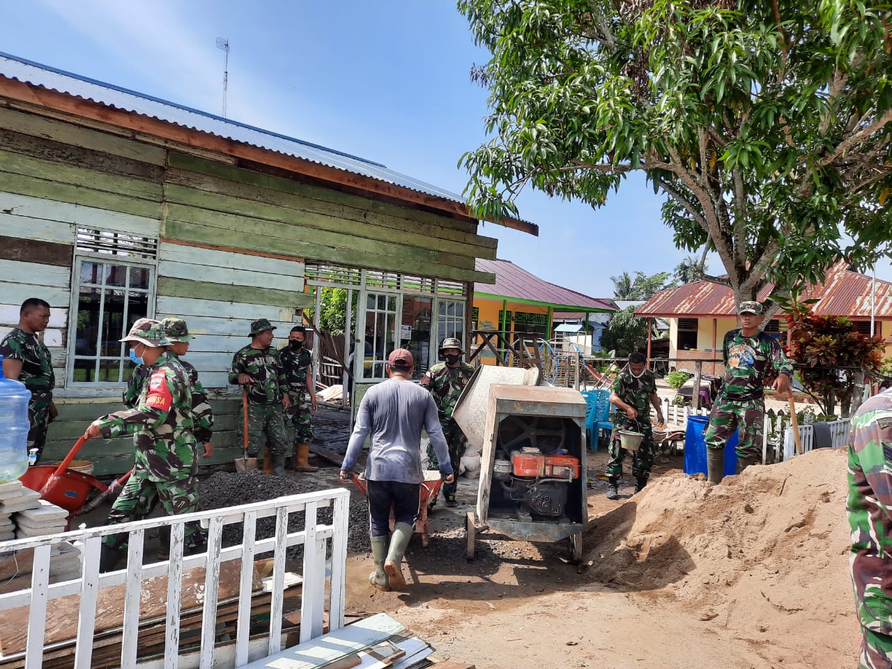 Babinsa Koramil 03/Tempuling Kodim 0314/Inhil Antusiaa Gotong Royong Pengecoran Rumah Dinas 