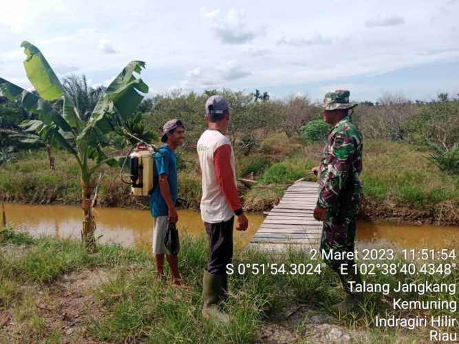 Bersama Warga, Babinsa Koramil 09/Kemuning Turun Lakukan Patroli