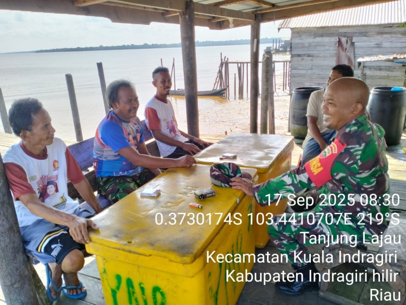 Babinsa Koramil 04/Kuindra Laksanakan Pengawasan SDM dan Komsos dengan Warga Desa Tanjung Lajau